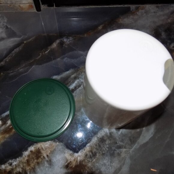 TUPPERWARE One Touch White Canister #2422B-2 & Green Lid #2423E-3 - Picture 4 of 5